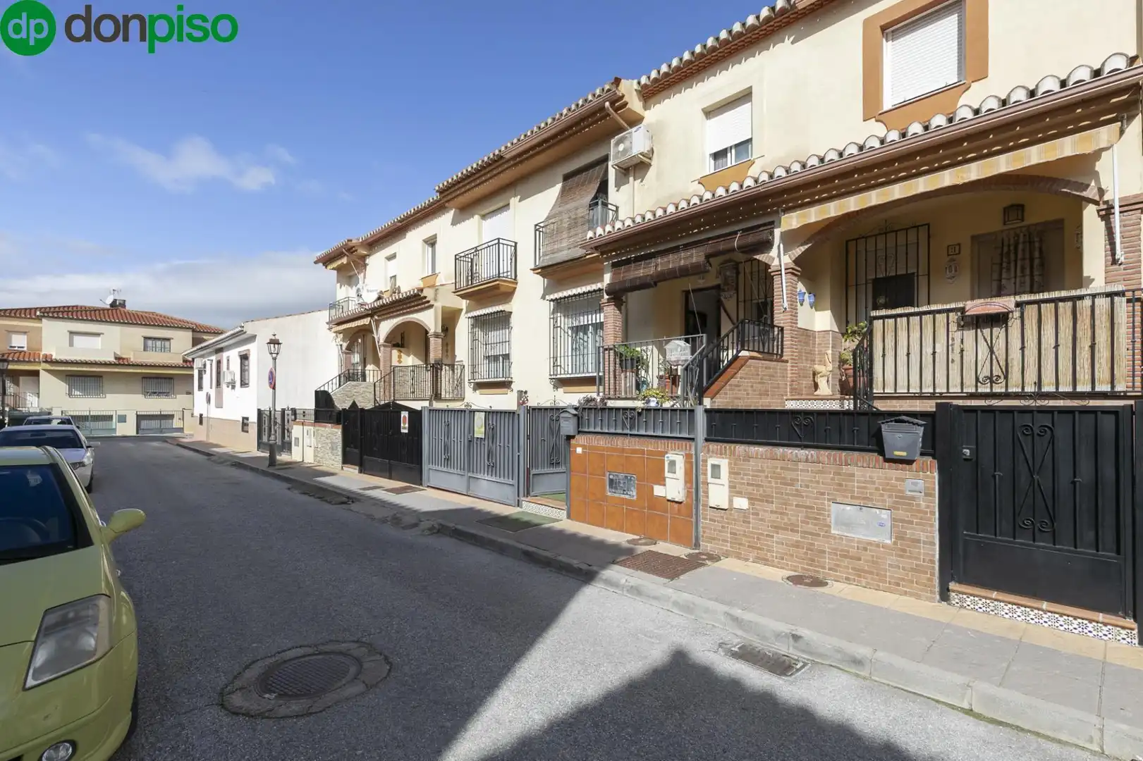 Vista exterior de Casa adosada en venta en Vegas del Genil con Terraza y Piscina comunitaria