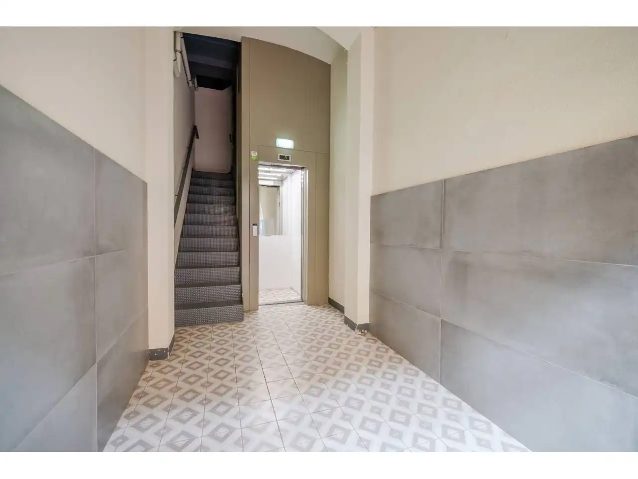 Piso en venta en Girona con Balcón
