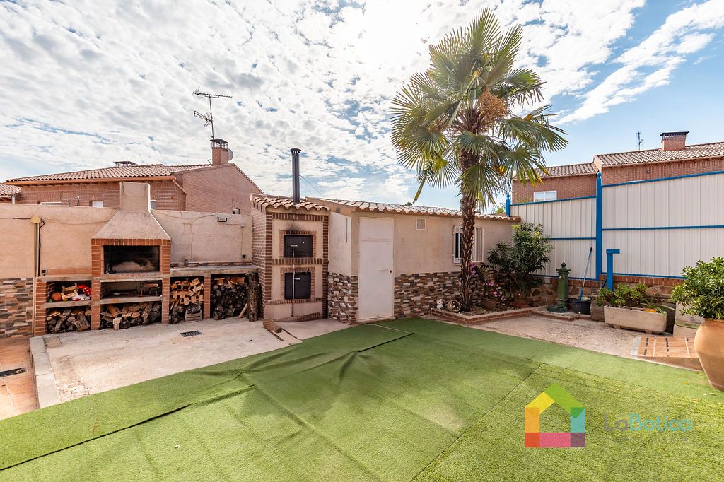 Garden of Single-family semi-detached for sale in Olías del Rey  with Air Conditioner, Heating and Private garden