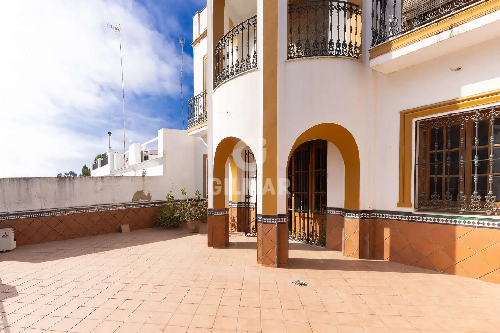 Vista exterior de Casa adosada en venda en Coria del Río amb Calefacció