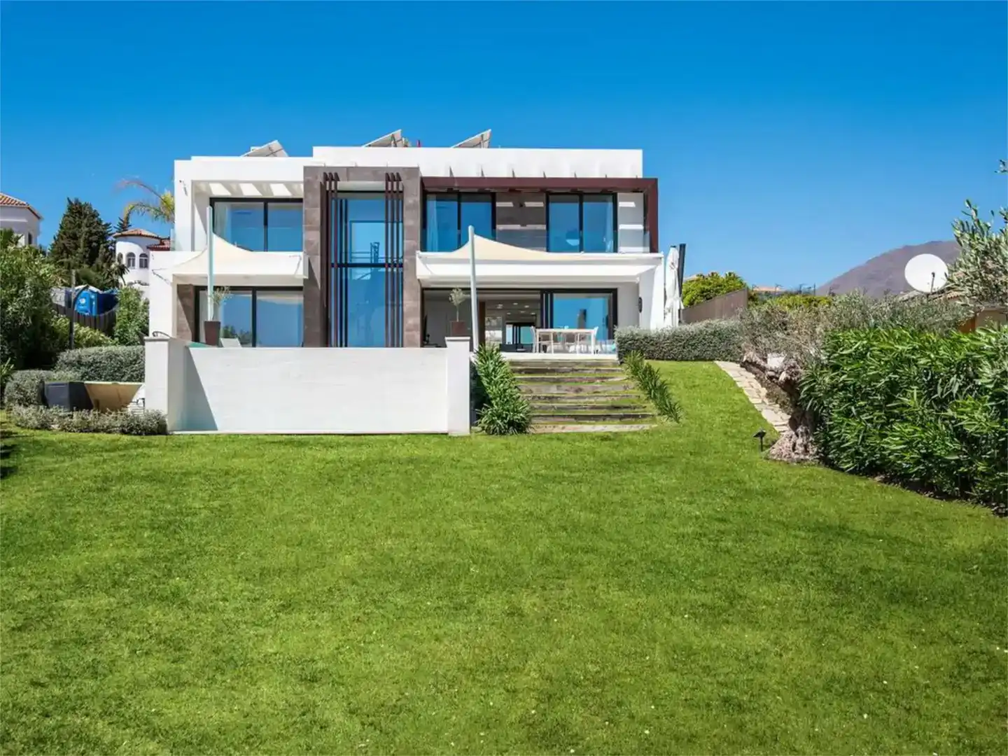 Vista exterior de Casa adosada de lloguer en Estepona amb Aire condicionat, Jardí privat i Parquet