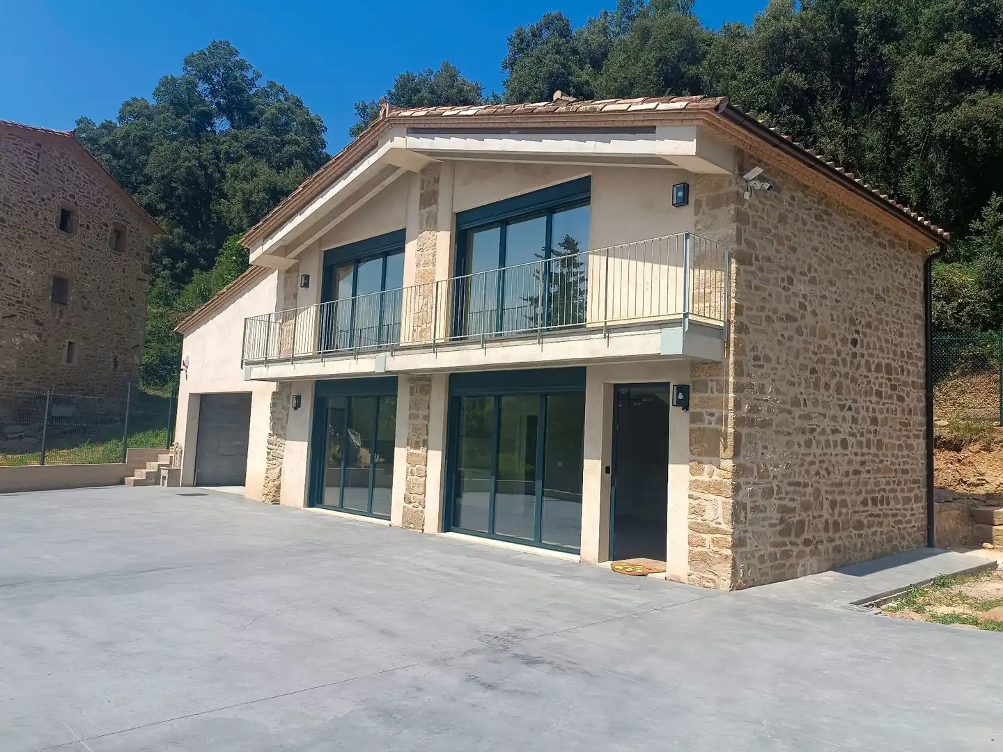 Vista exterior de Casa o xalet de lloguer en Sant Aniol de Finestres amb Aire condicionat, Calefacció i Jardí privat