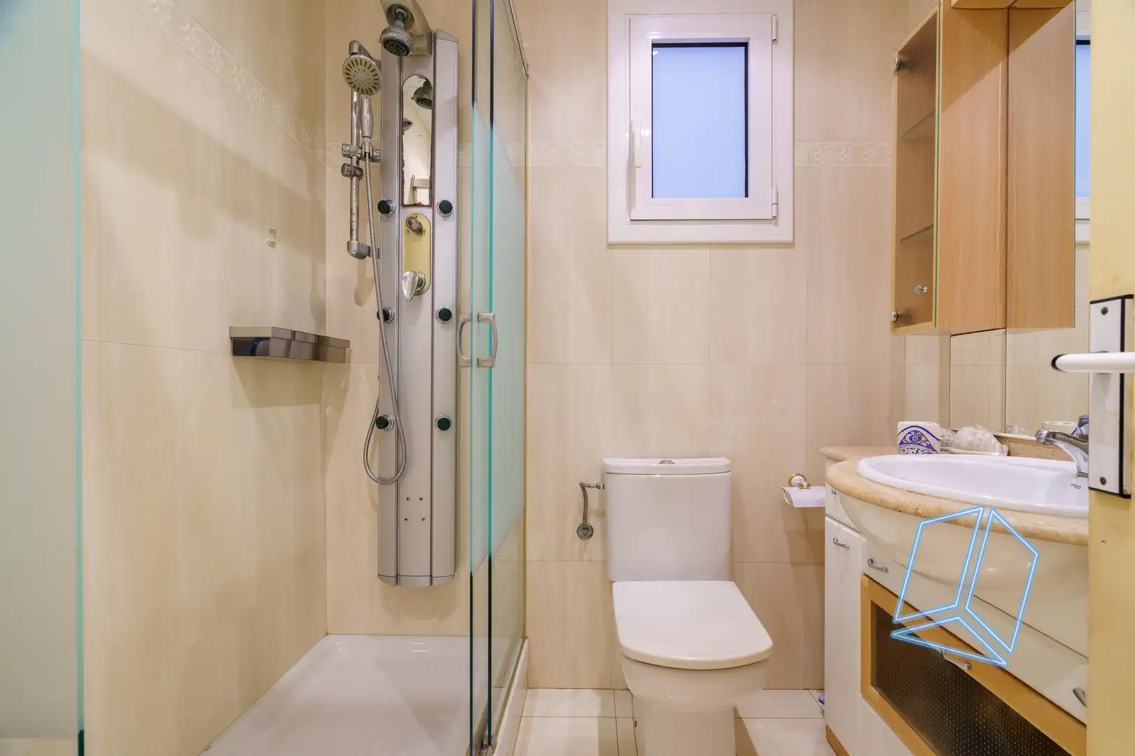 Baño de Piso en venta en L'Hospitalet de Llobregat con Balcón