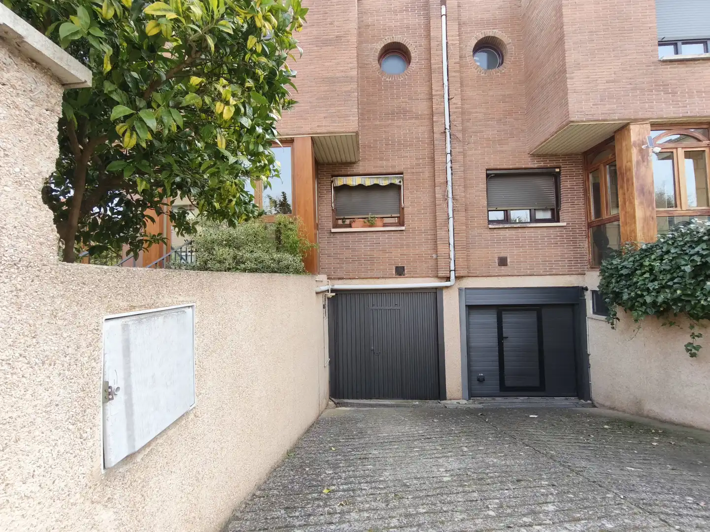 Vista exterior de Casa o xalet en venda en  Logroño amb Calefacció, Jardí privat i Parquet