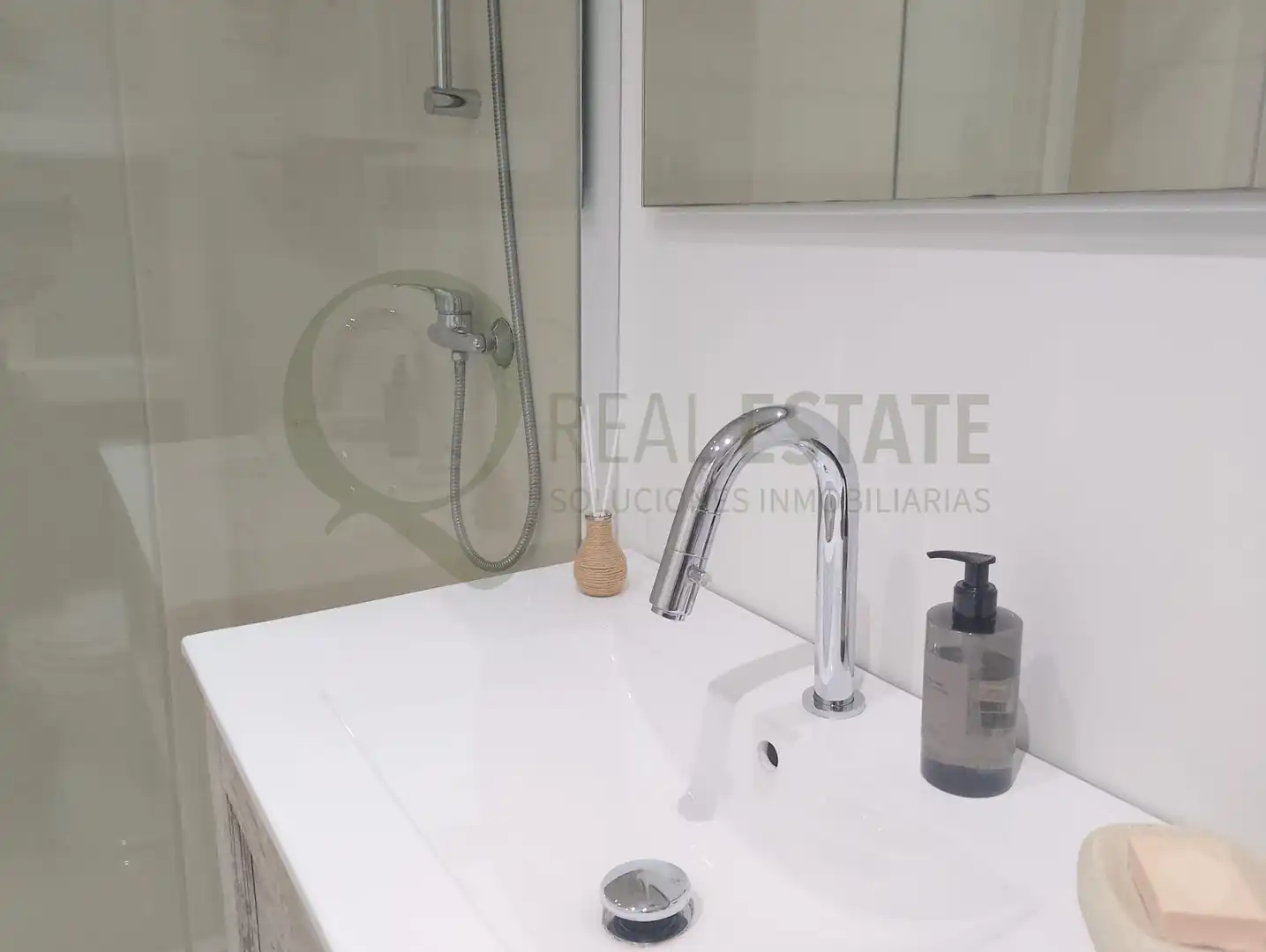 Badezimmer von Erdgeschoss zur Miete in El Campello mit Klimaanlage, Privatgarten und Möbliert
