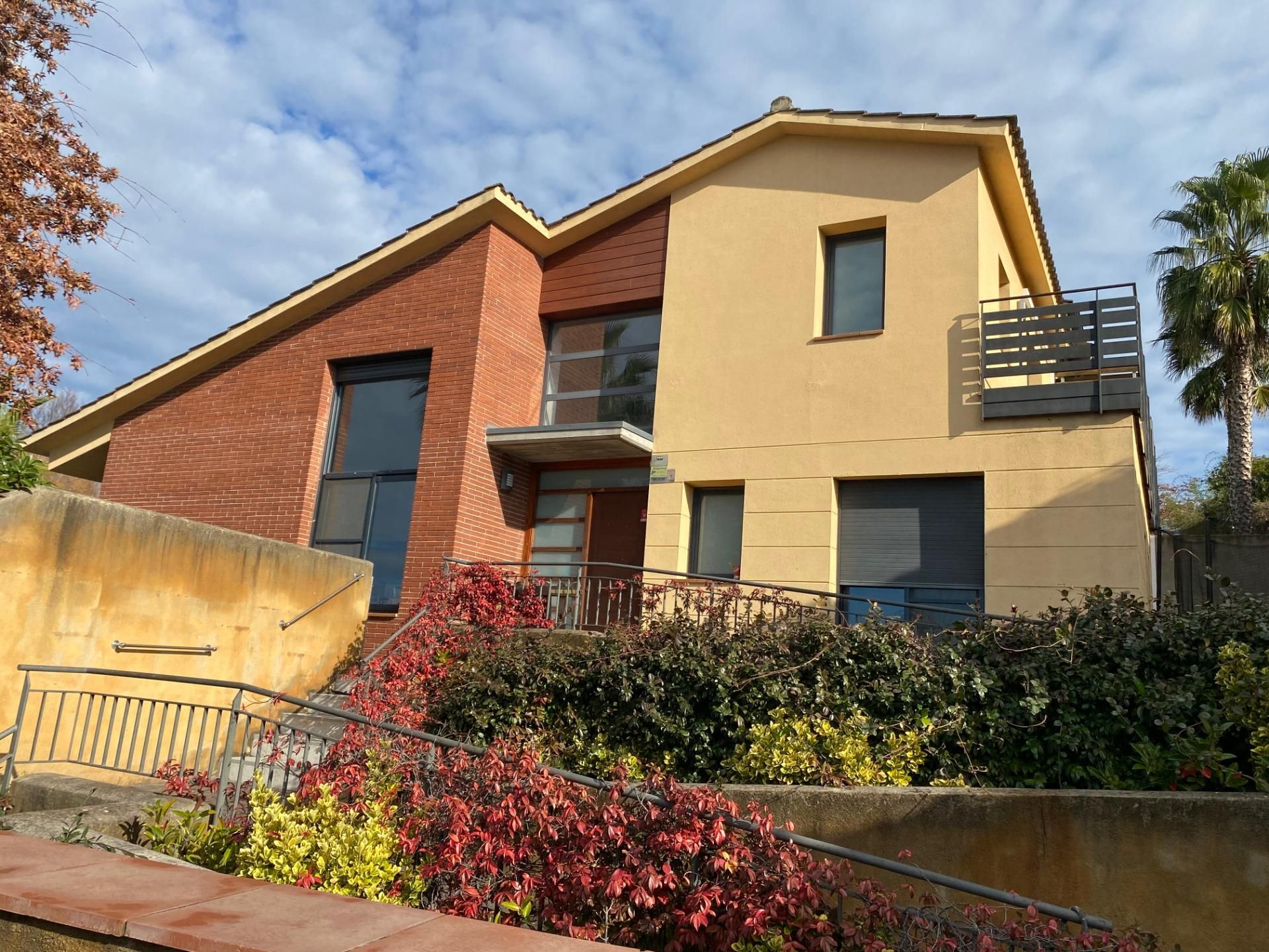 Vista exterior de Casa adosada en venda en La Roca del Vallès amb Jardí privat i Piscina