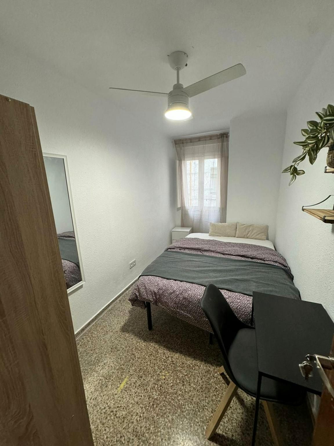 Bedroom of Flat to share in  Valencia Capital  with Furnished, Washing machine and Balcony