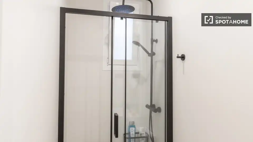 Bathroom of Flat for rent in Madrid  with Air Conditioner, Heating and Furnished