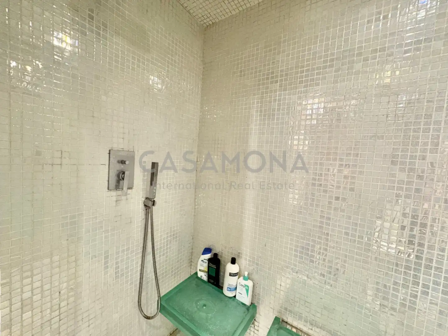 Badezimmer von Wohnungen zum Verkauf in Barcelona mit Klimaanlage, Heizung und Balkon
