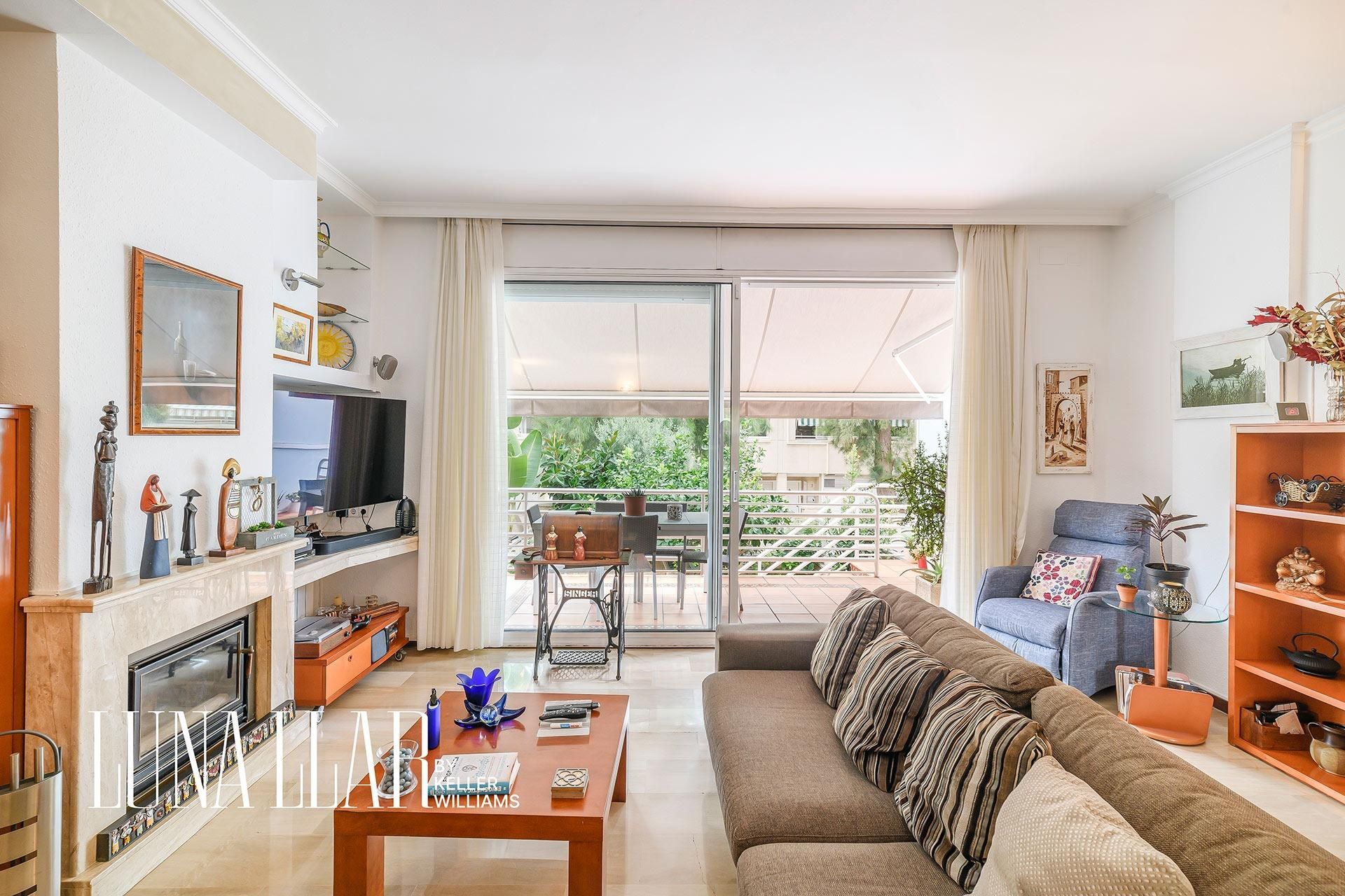Living room of Single-family semi-detached for sale in Castelldefels  with Air Conditioner, Heating and Private garden