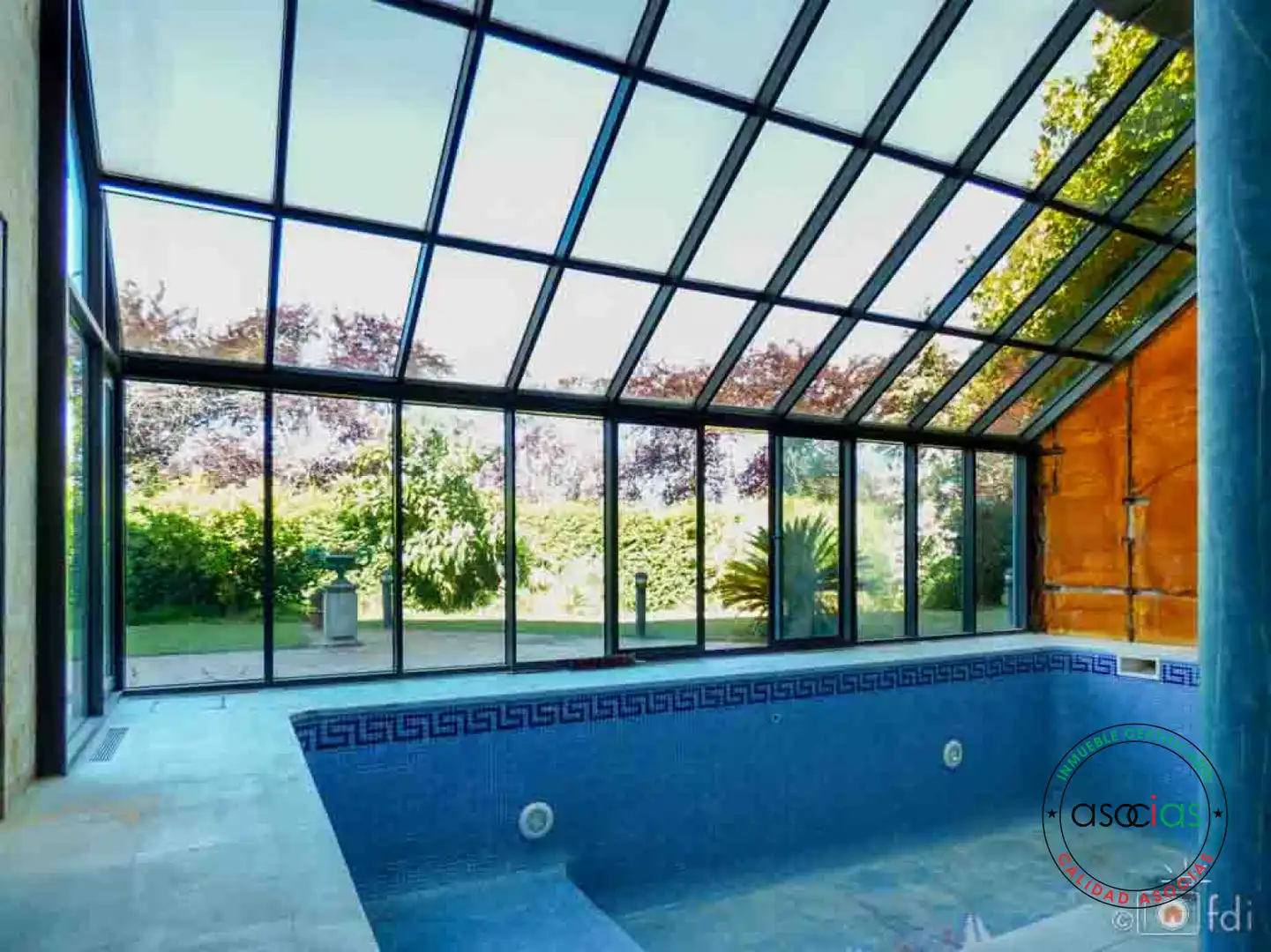 Piscina de Casa o xalet en venda en Oviedo  amb Calefacció, Jardí privat i Parquet