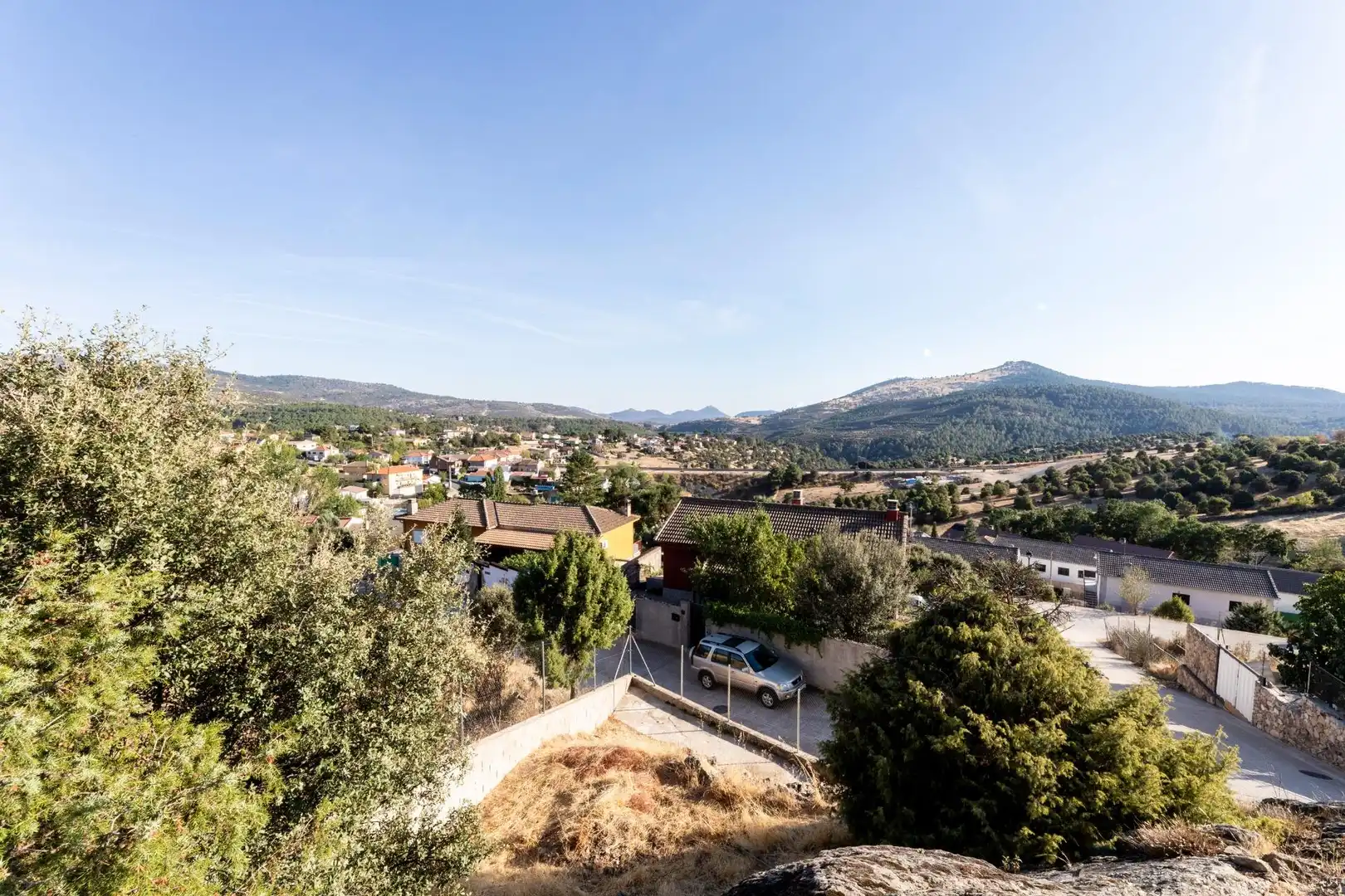 Vista exterior de Casa o xalet en venda en Santa María de la Alameda amb Calefacció, Jardí privat i Terrassa