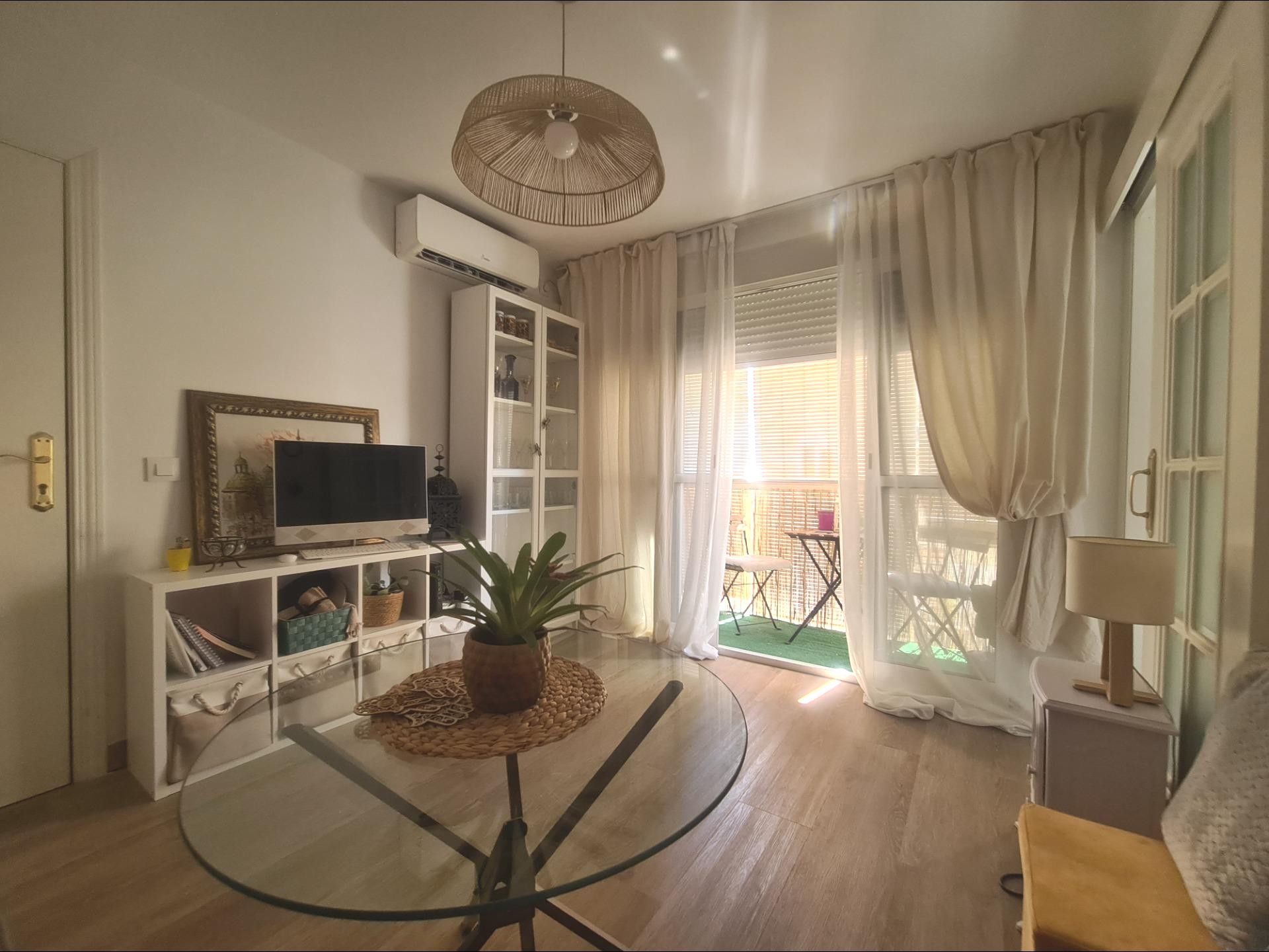 Sala d'estar de Apartament en venda en  Sevilla Capital amb Aire condicionat i Terrassa