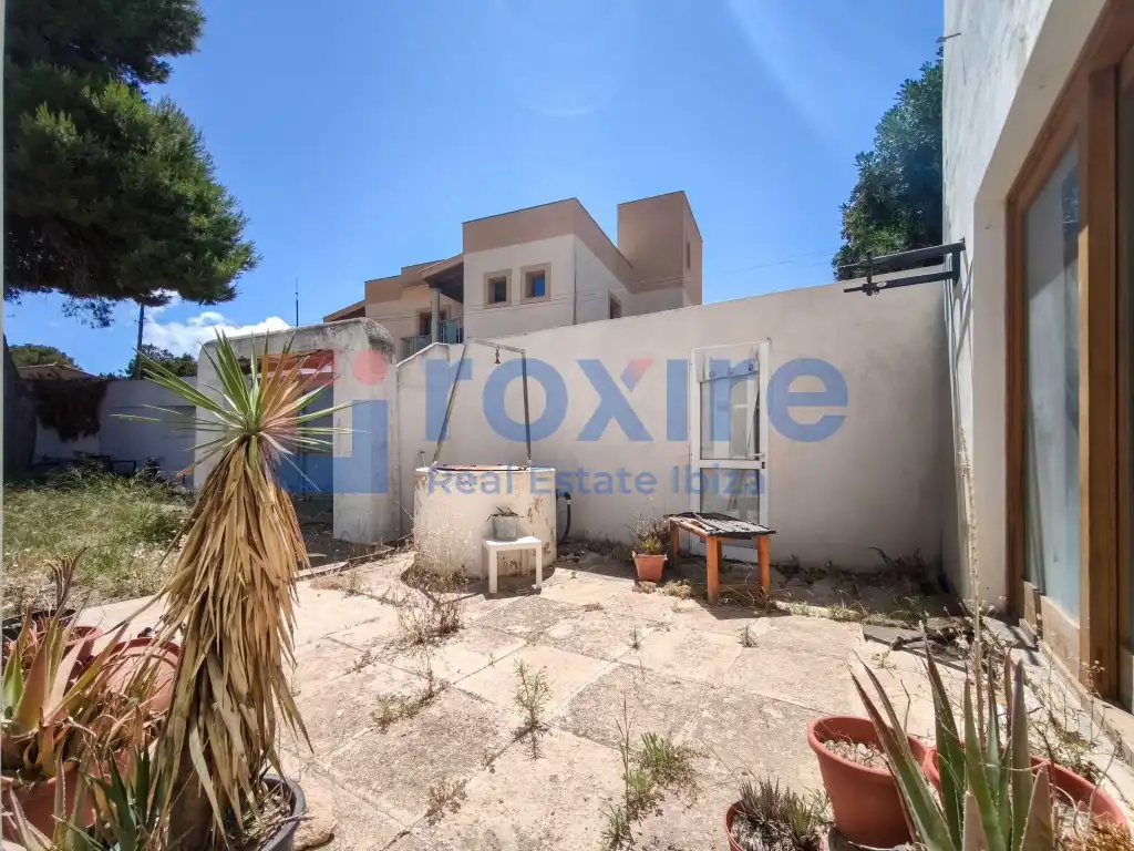 Vista exterior de Casa o xalet en venda en Sant Josep de sa Talaia amb Aire condicionat, Jardí privat i Terrassa
