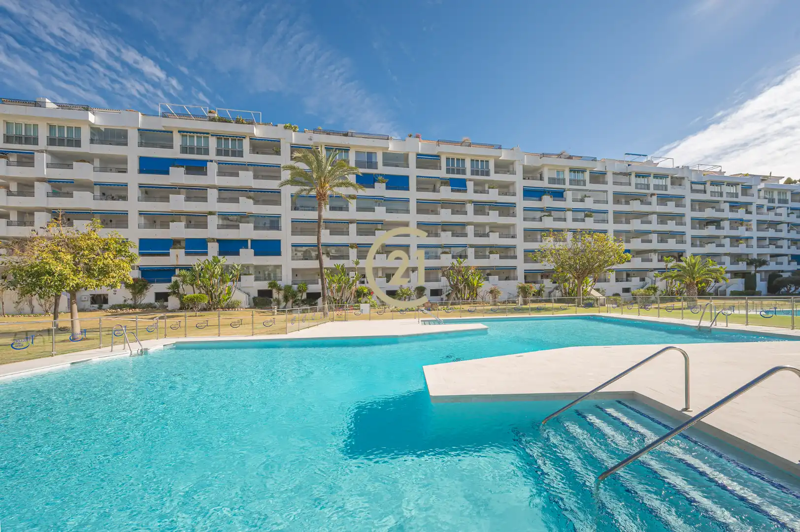 Vista exterior de Àtic en venda en Marbella amb Aire condicionat, Calefacció i Terrassa