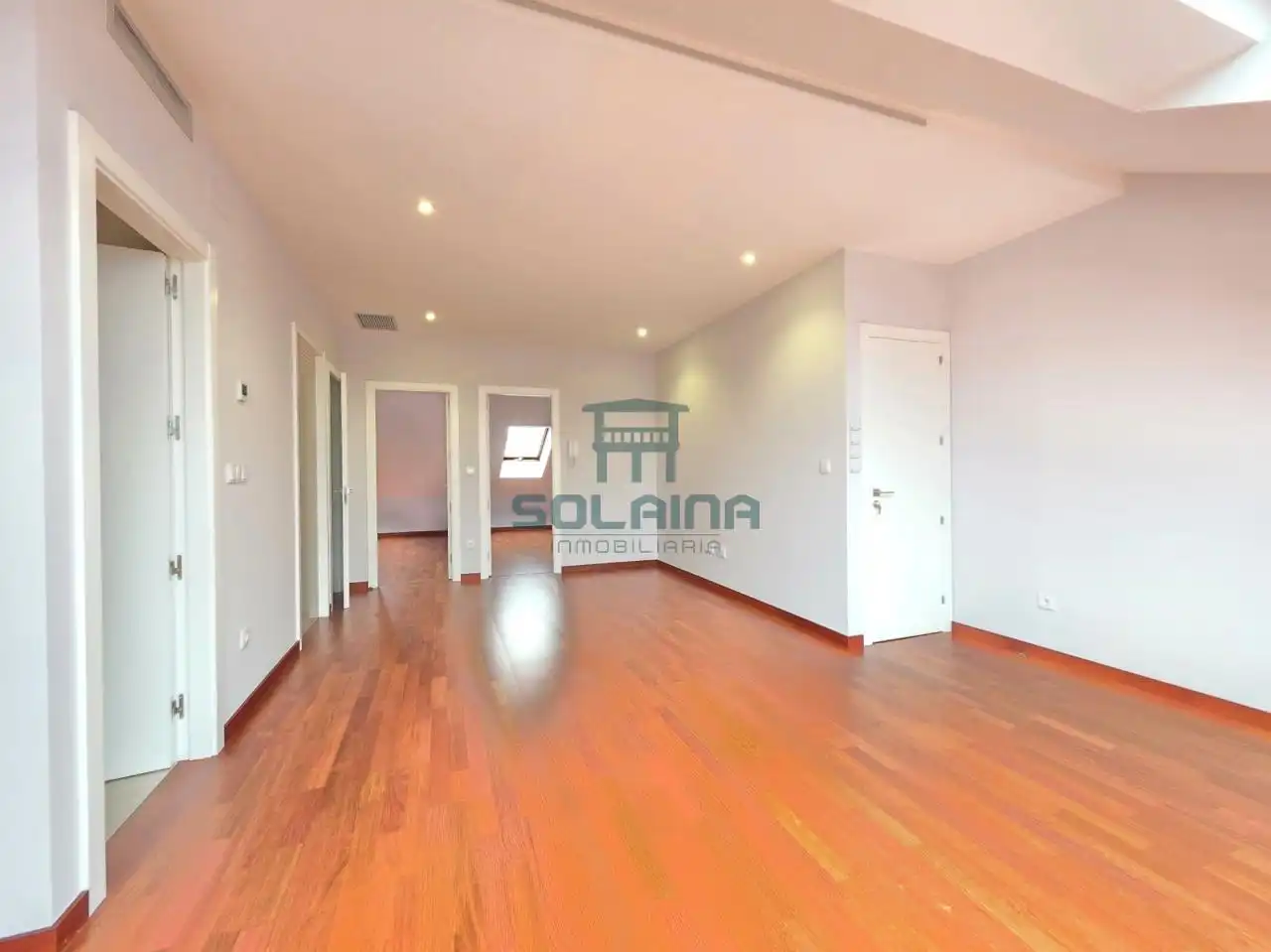 Sala d'estar de Casa adosada en venda en Ourense Capital  amb Calefacció, Jardí privat i Terrassa