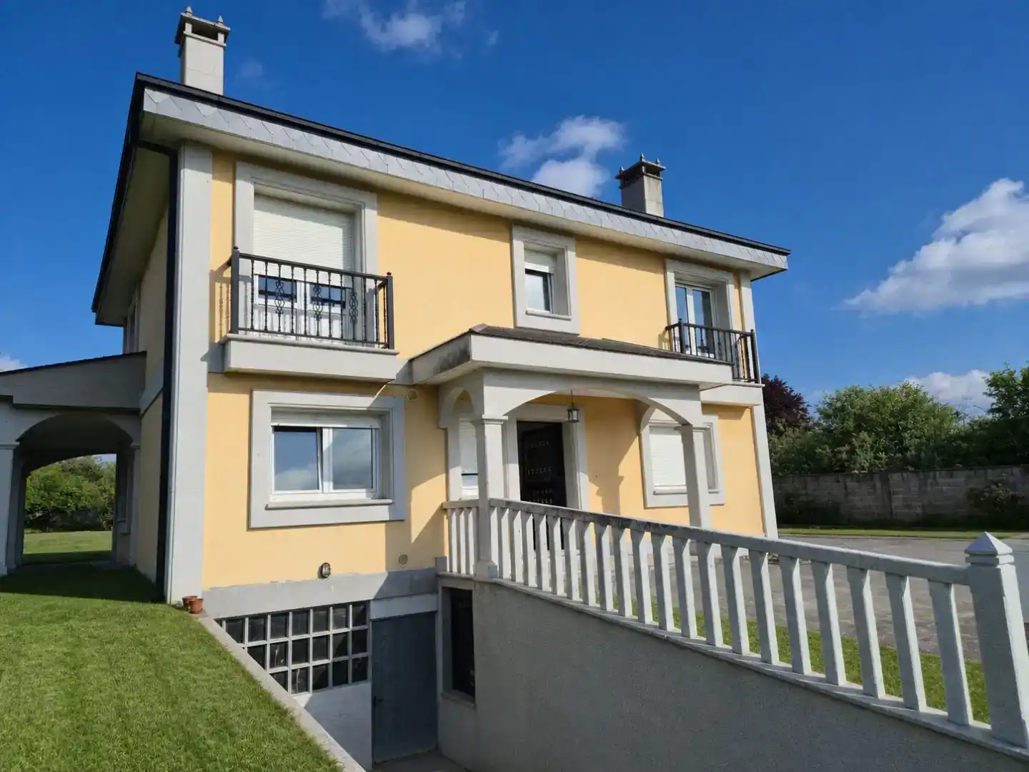 Vista exterior de Piso en venta en Carballo con Piscina y Balcón