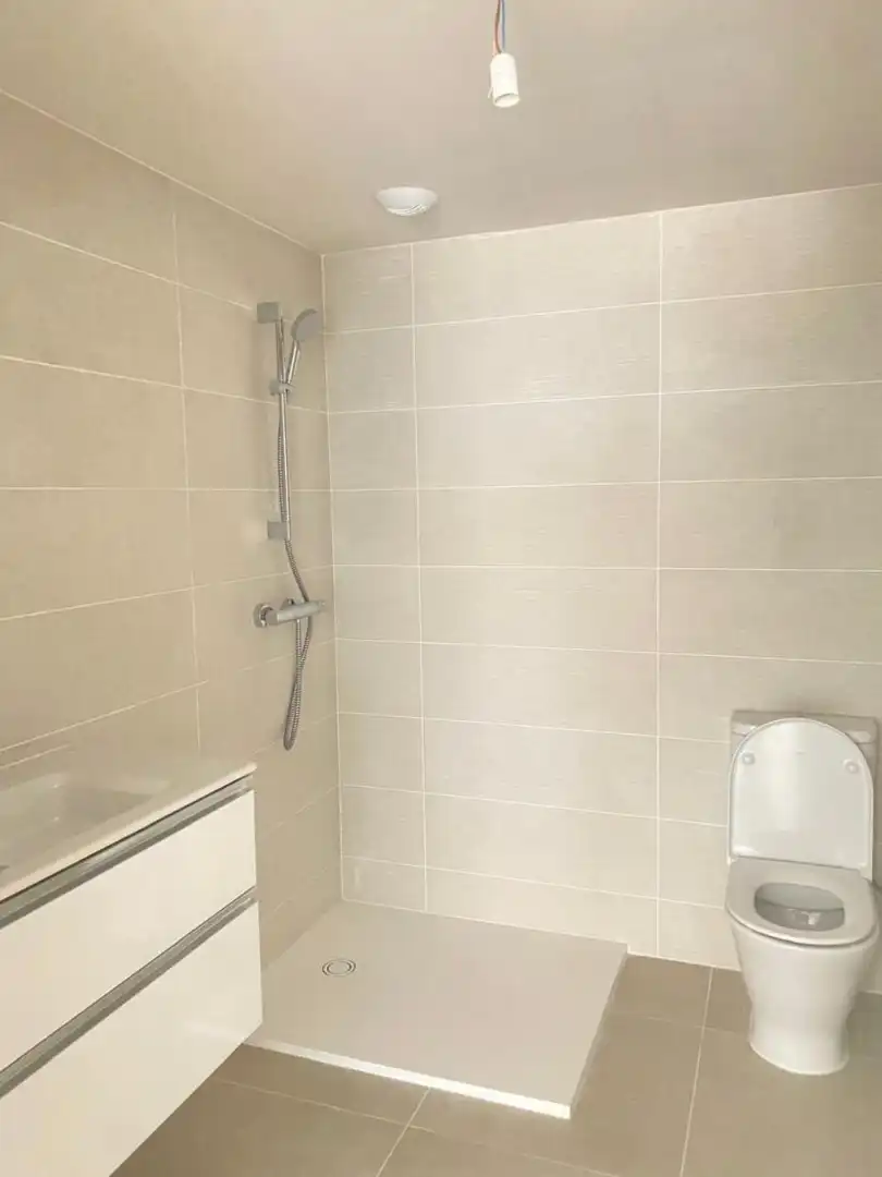 Baño de Piso de alquiler en Valencia con Aire acondicionado, Jardín privado y Parquet