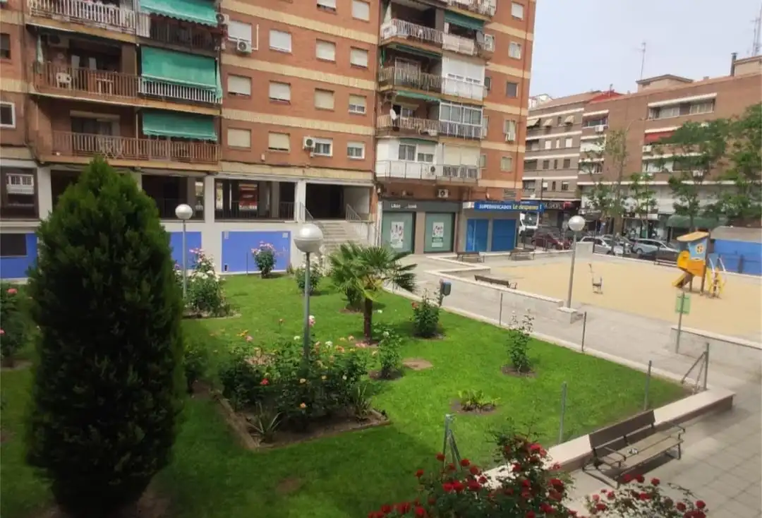 Außenansicht von Wohnung zum Verkauf in Móstoles mit Klimaanlage, Heizung und Privatgarten