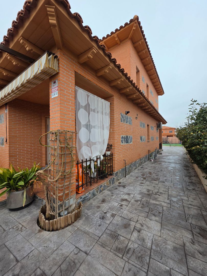 Vista exterior de Casa adosada en venta en Carranque con Aire acondicionado, Calefacción y Jardín privado