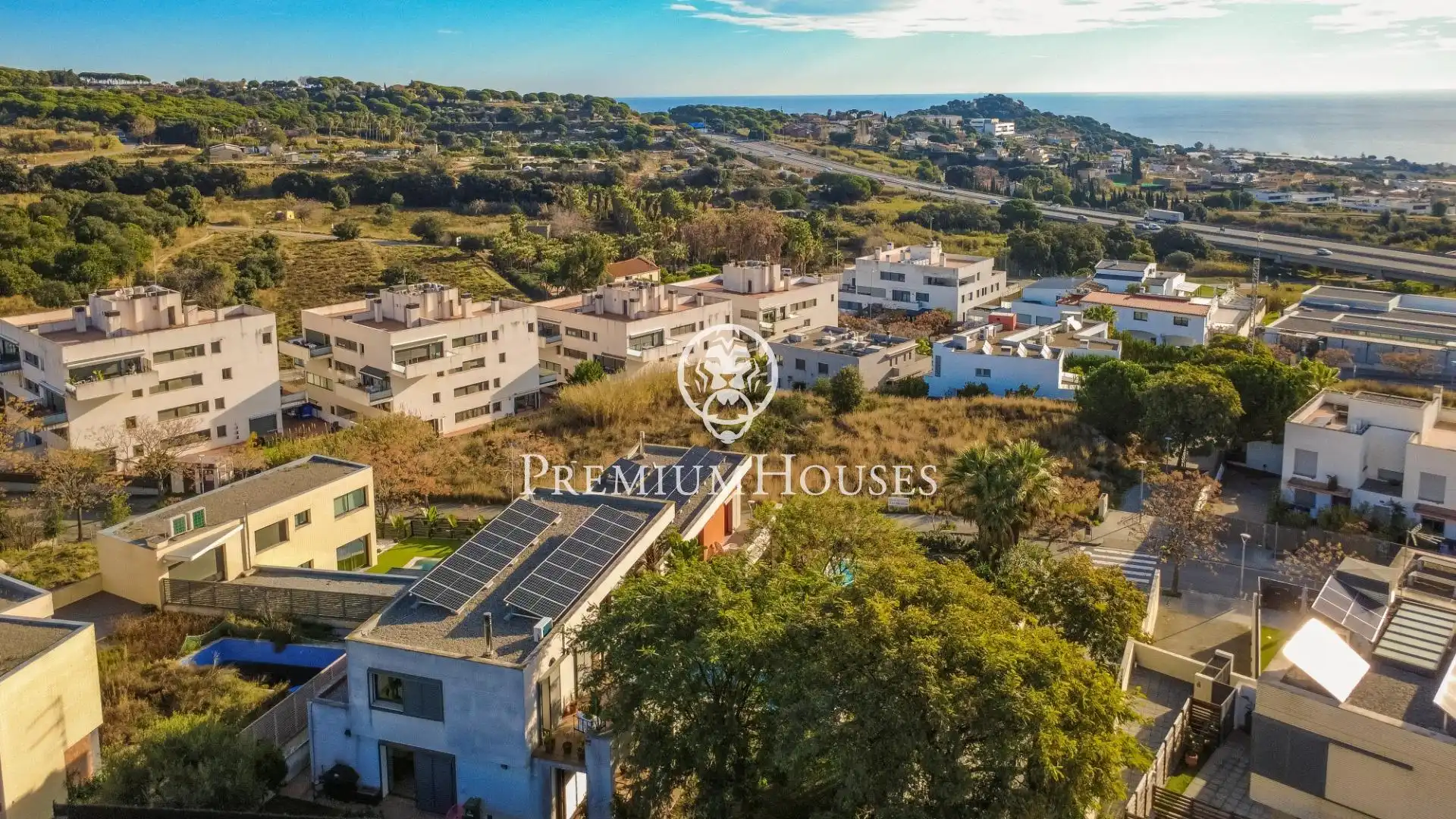 Vista exterior de Casa o xalet en venda en Mataró amb Aire condicionat, Parquet i Piscina