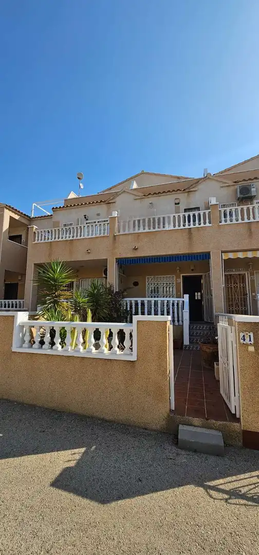 Vista exterior de Dúplex en venta en Orihuela con Terraza, Piscina y Amueblado