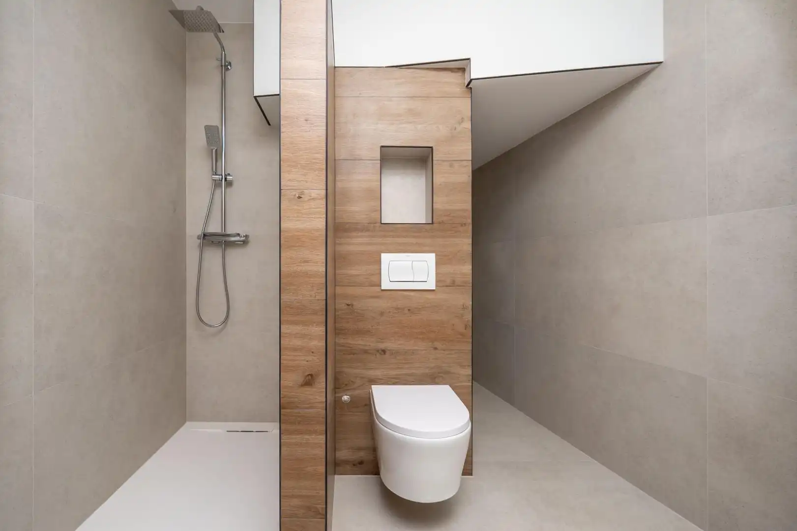 Bathroom of Flat for sale in Granada  with Air Conditioner and Heating