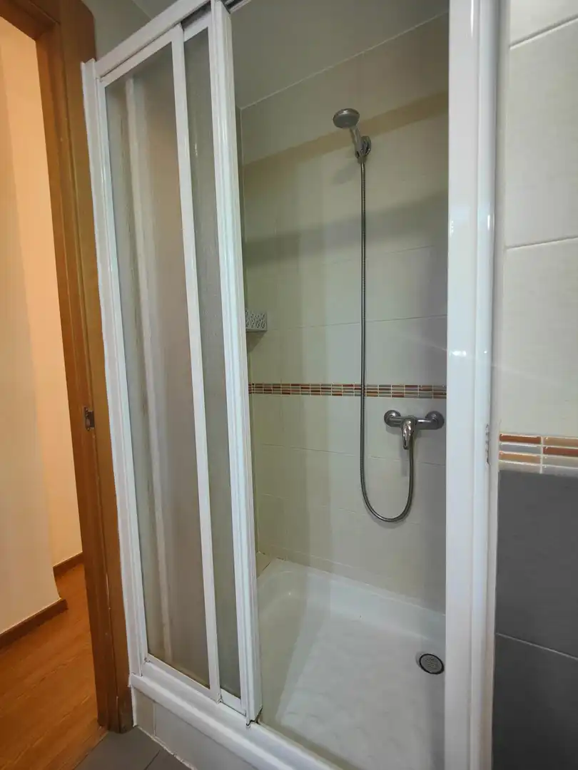 Bathroom of Flat for rent in Granada  with Air Conditioner, Heating and Furnished