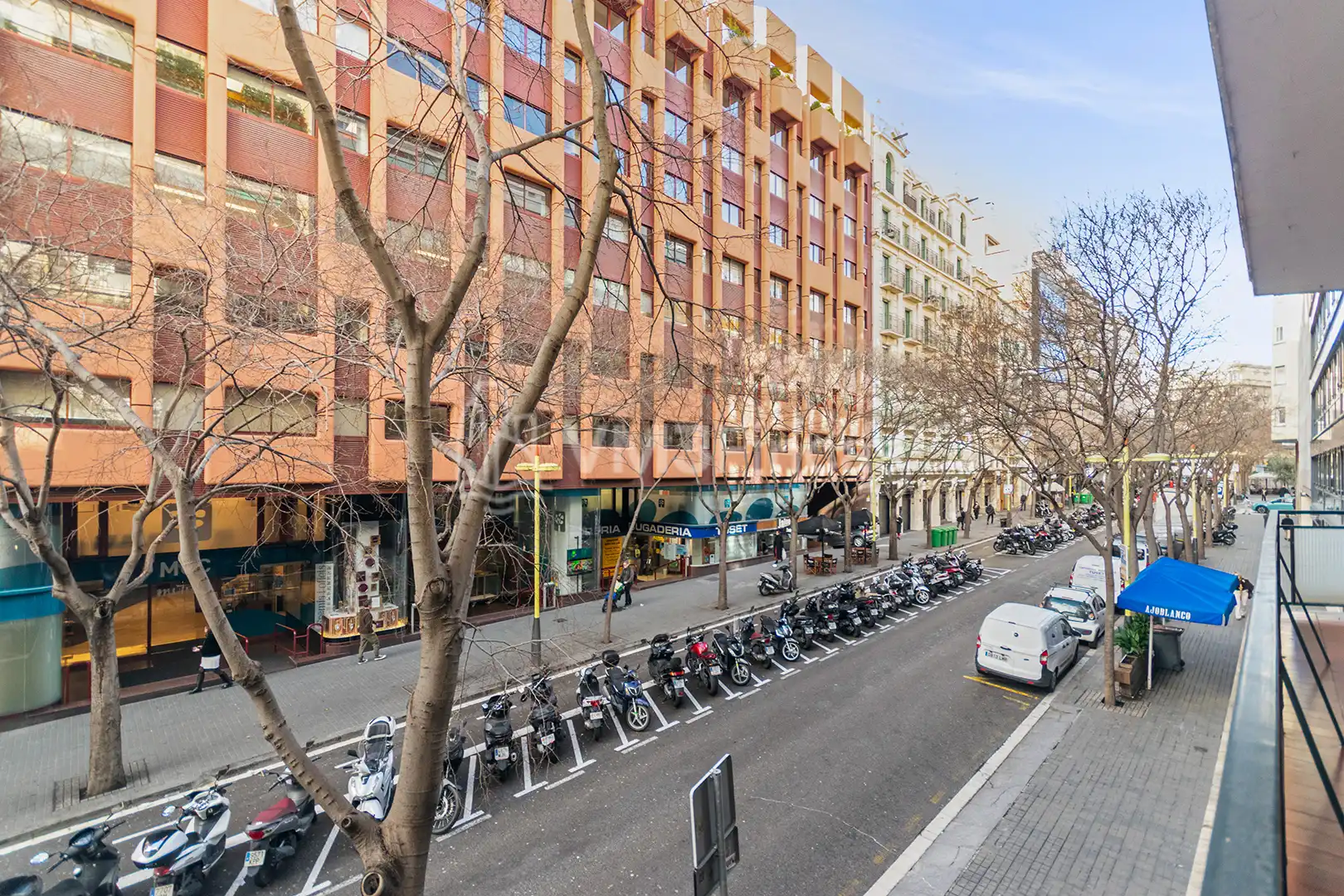 Außenansicht von Wohnung zur Miete in Barcelona mit Klimaanlage, Heizung und Parkett
