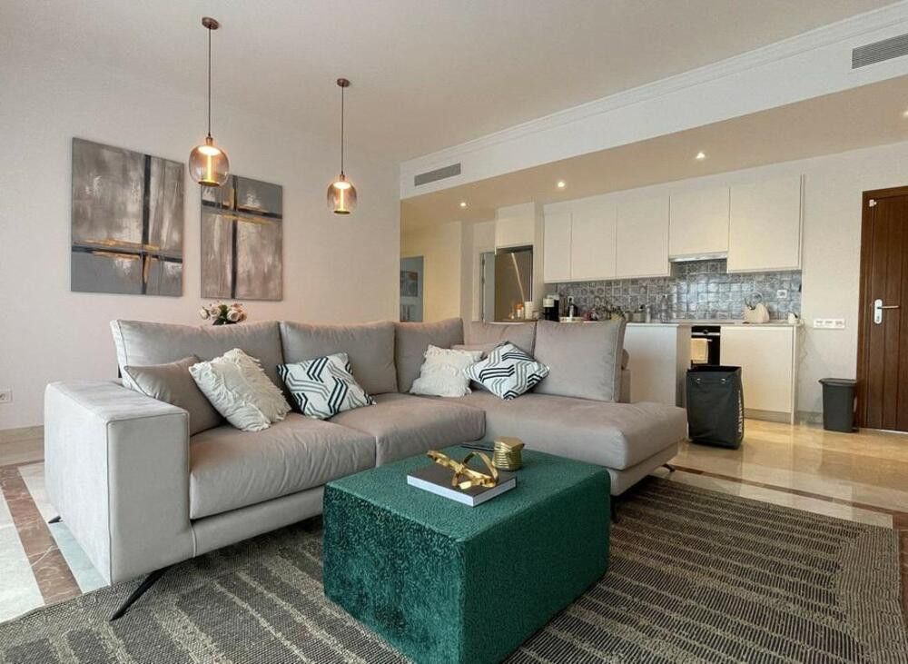Sala d'estar de Apartament de lloguer en Benahavís amb Aire condicionat, Terrassa i Piscina