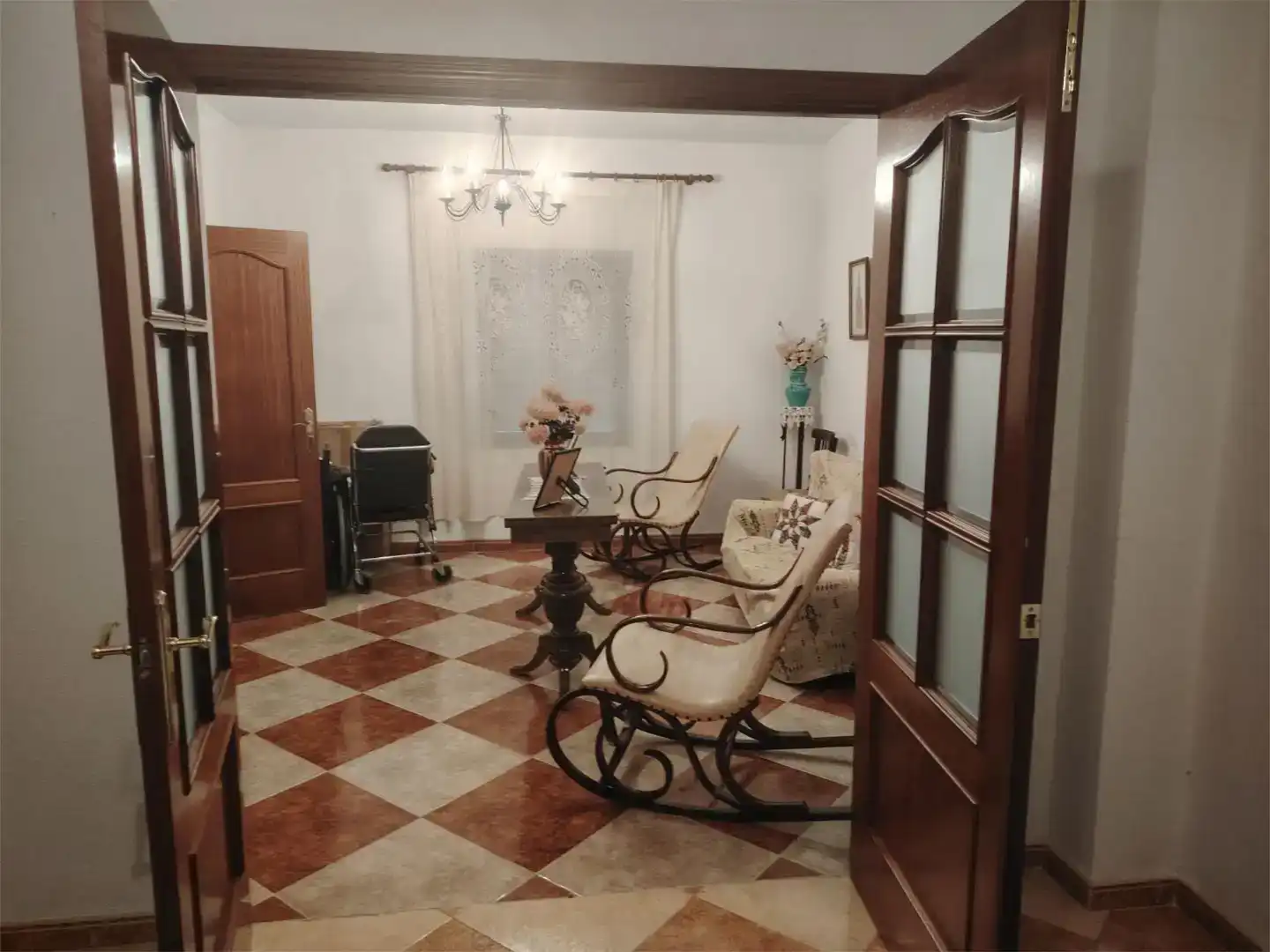 Sala d'estar de Casa adosada en venda en Torremejía amb Aire condicionat i Jardí privat