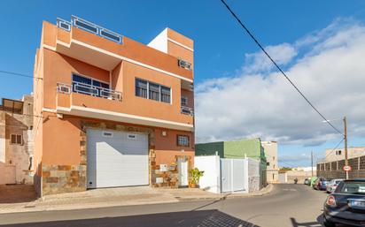 Vista exterior de Casa o xalet en venda en Telde amb Terrassa i Balcó