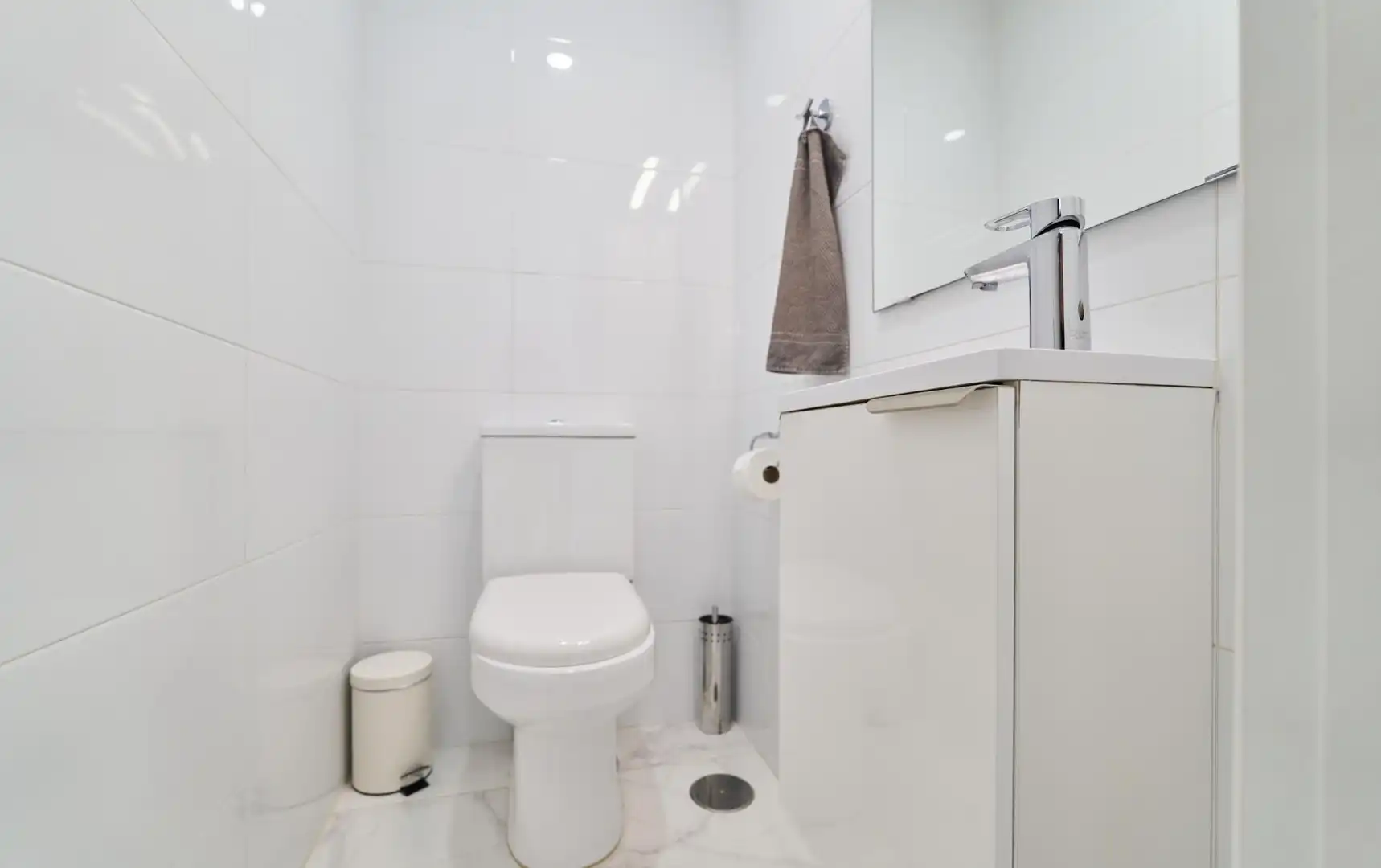 Badezimmer von Wohnungen zum Verkauf in Marbella mit Klimaanlage, Möbliert und Balkon