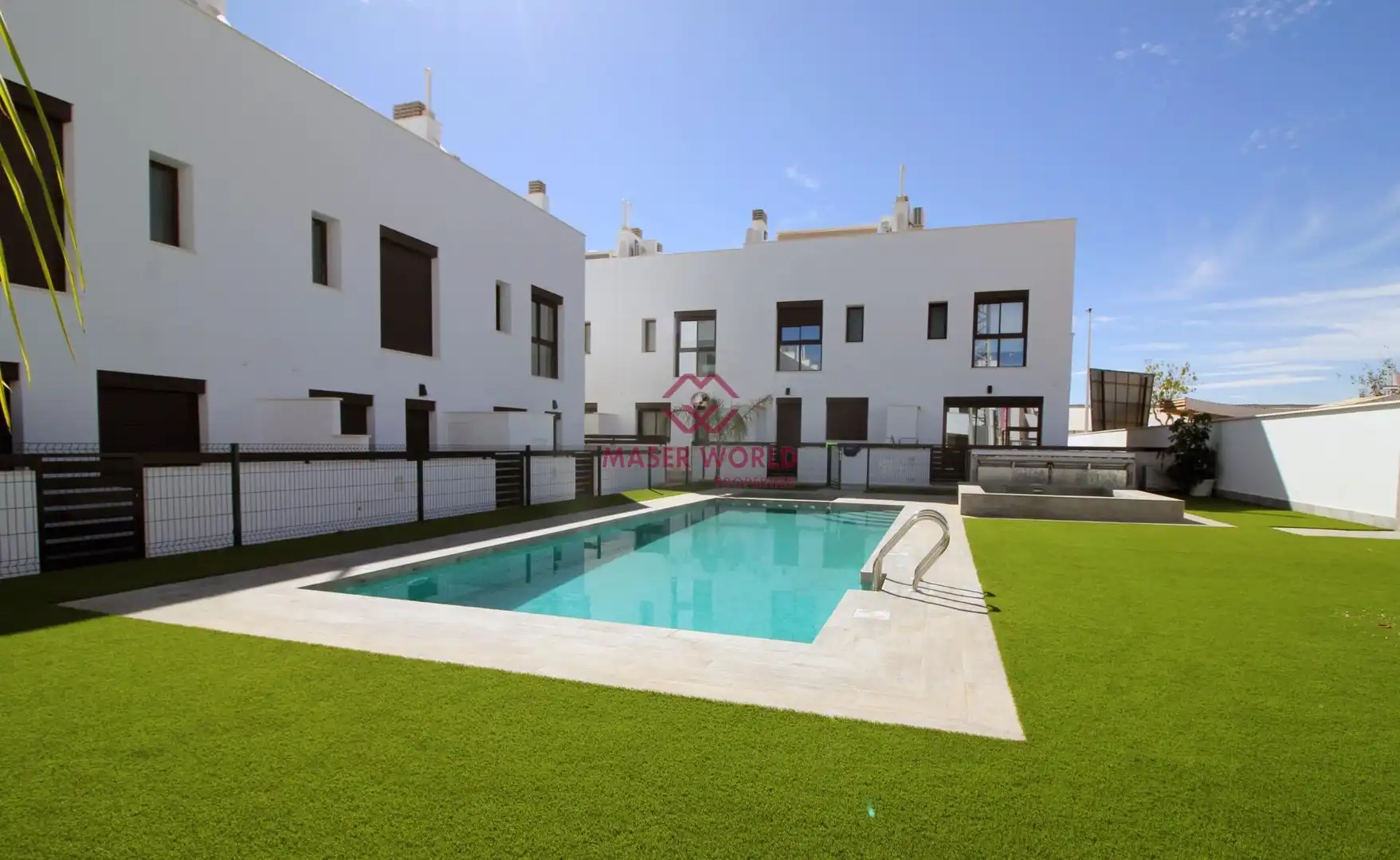 Adosado con piscina en venta en Pilar de la Horadada ciudad