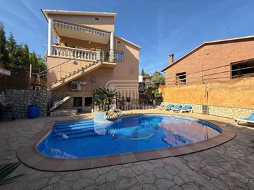 House with pool for sale in Calle Flor