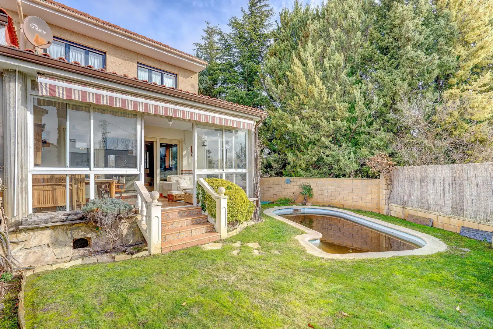 Garten von Einfamilien-Reihenhaus zum Verkauf in Anguciana mit Privatgarten, Abstellraum und Schwimmbad