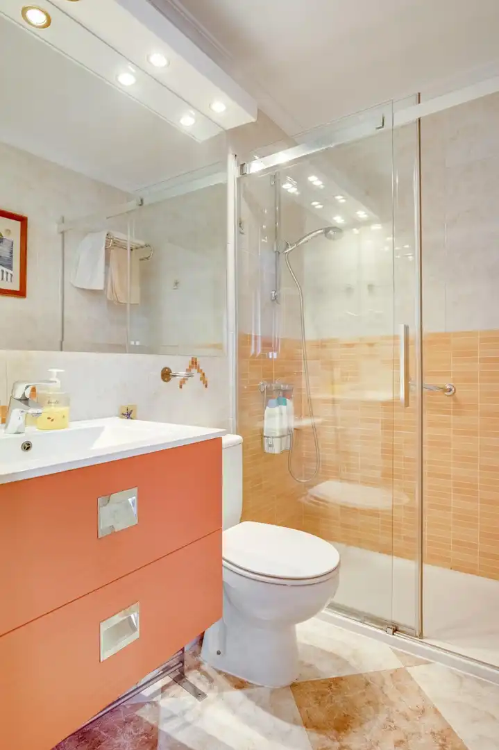 Bany de Apartament de lloguer en Madrid amb Calefacció, Parquet i Balcó