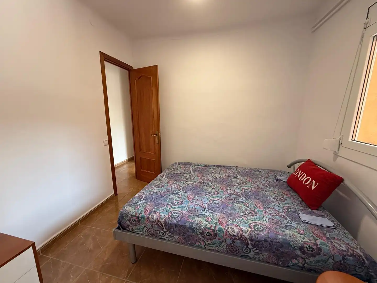 Dormitori de Pis de lloguer en Girona amb Calefacció, Terrassa i Moblat