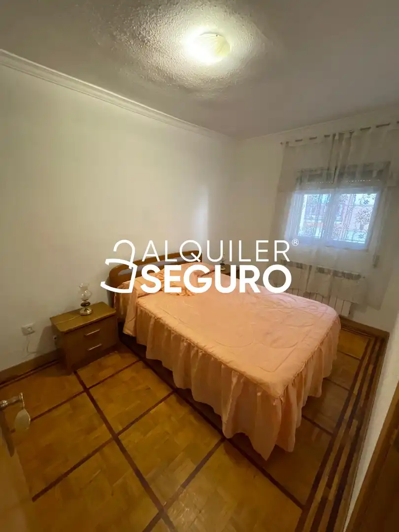 Dormitori de Pis de lloguer en Madrid amb Calefacció, Terrassa i Moblat