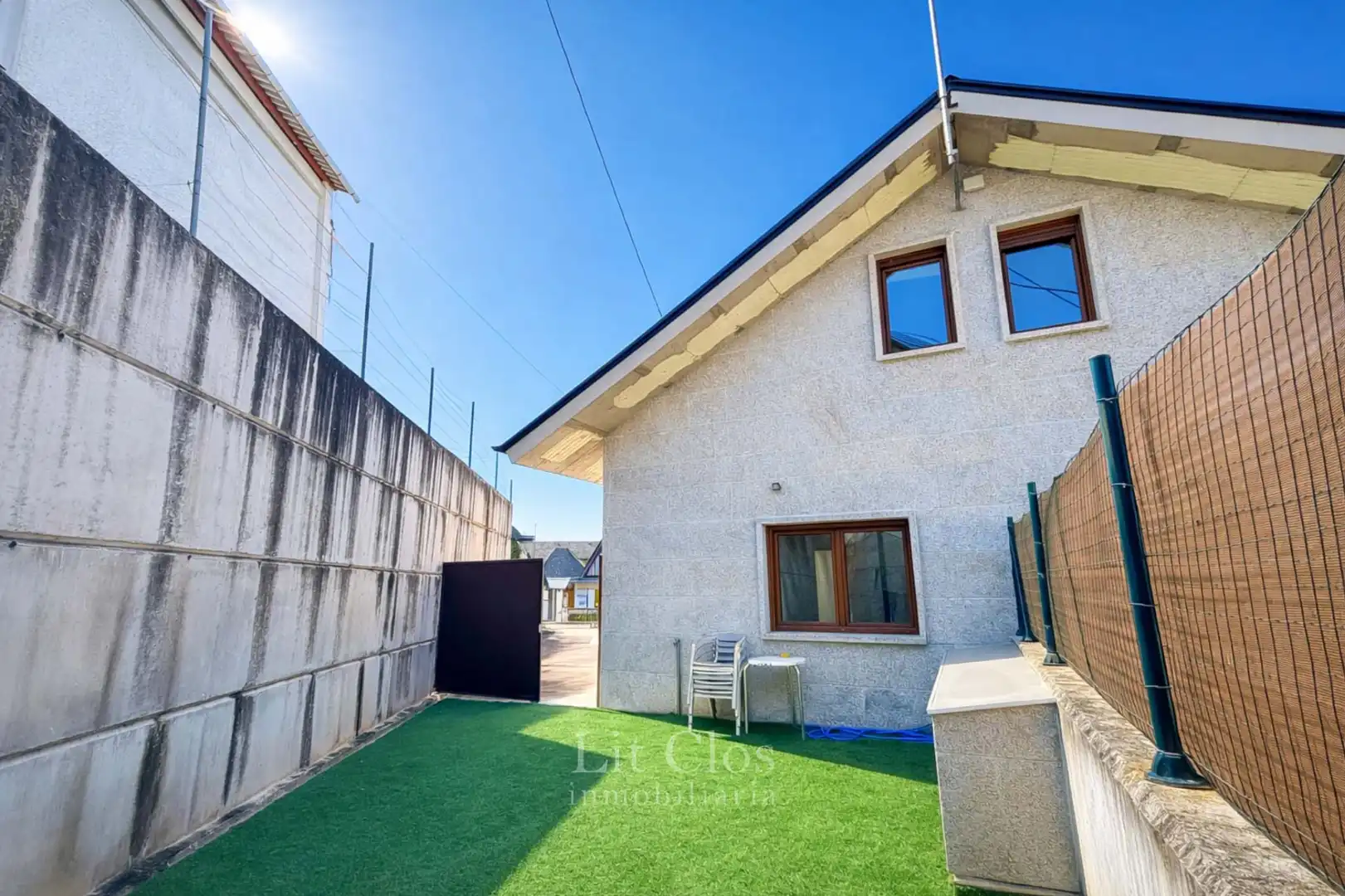 Vista exterior de Casa adosada en venta en A Rúa  con Calefacción, Jardín privado y Parquet