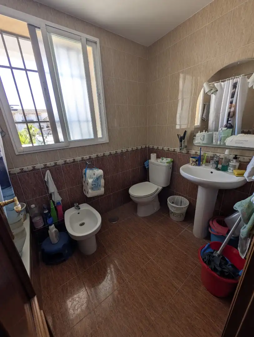 Badezimmer von Wohnung zum Verkauf in Lucena mit Klimaanlage, Privatgarten und Terrasse