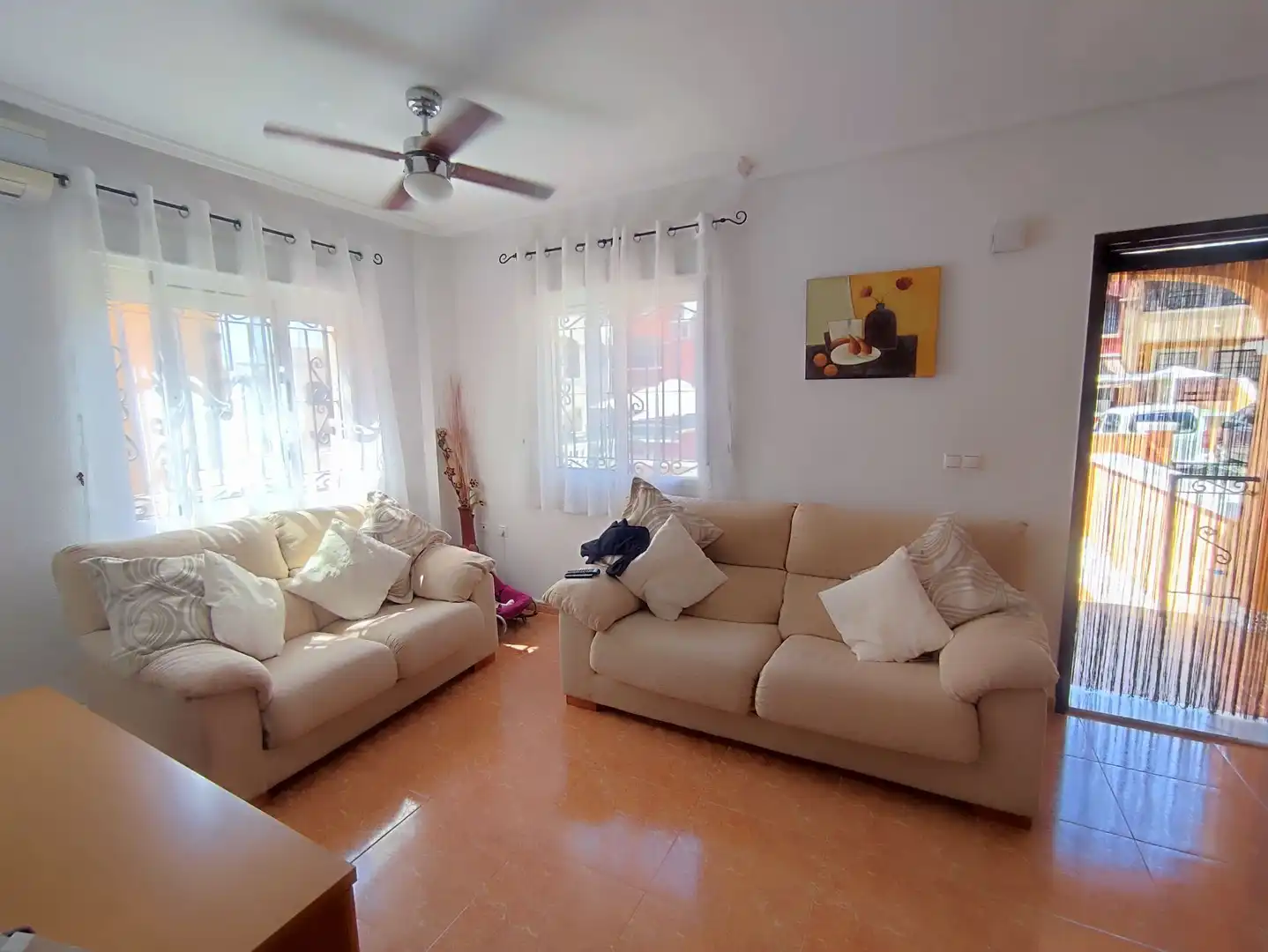 Wohnzimmer von Einfamilien-Reihenhaus zum Verkauf in Orihuela mit Klimaanlage, Terrasse und Möbliert
