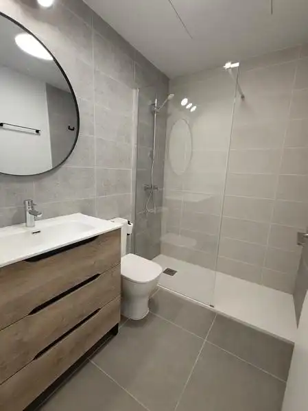 Baño de Ático de alquiler en Estepona con Aire acondicionado, Calefacción y Jardín privado