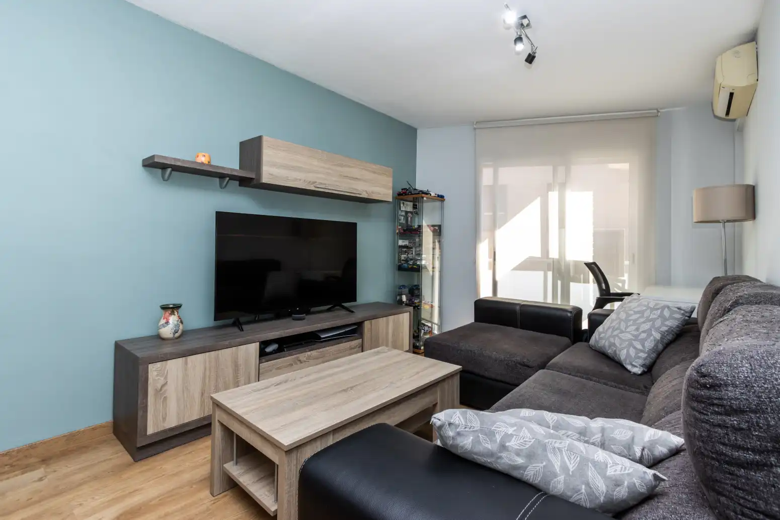 Living room of Flat for sale in Terrassa  with Air Conditioner, Heating and Parquet flooring