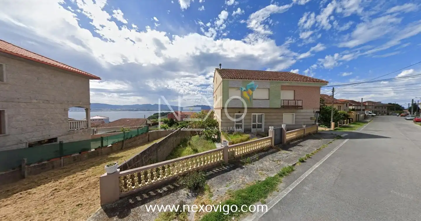 Casa o xalet en venda en Cangas  amb Calefacció, Jardí privat i Parquet