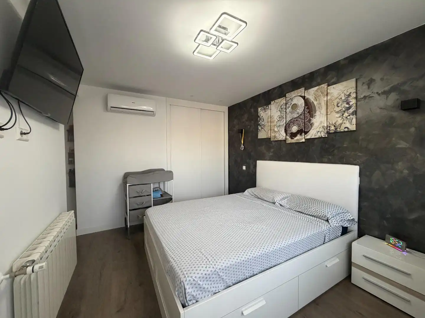 Schlafzimmer von Dachboden zum Verkauf in Alovera mit Klimaanlage, Heizung und Terrasse