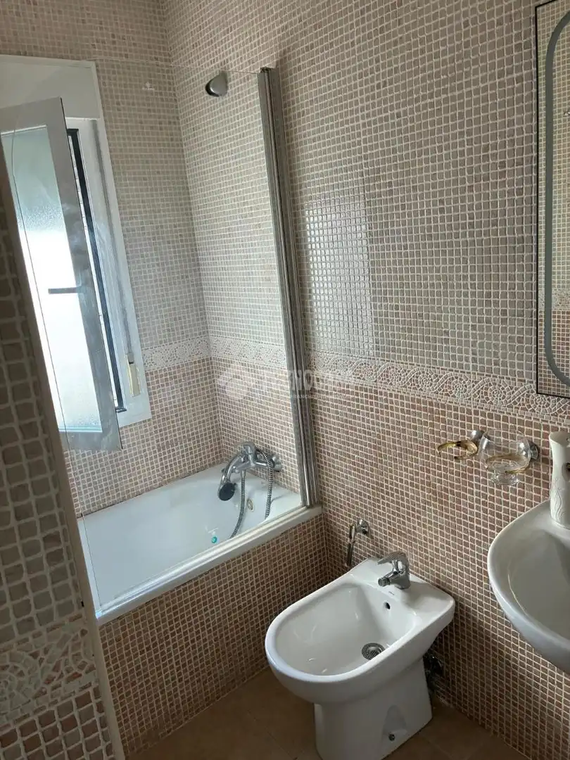 Baño de Ático de alquiler en Sevilla con Aire acondicionado, Terraza y Piscina