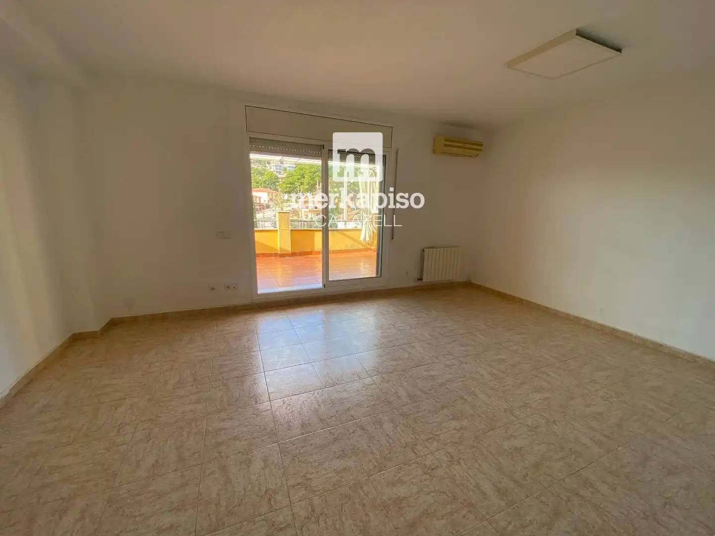 Wohnzimmer von Einfamilien-Reihenhaus zum Verkauf in Calafell mit Heizung