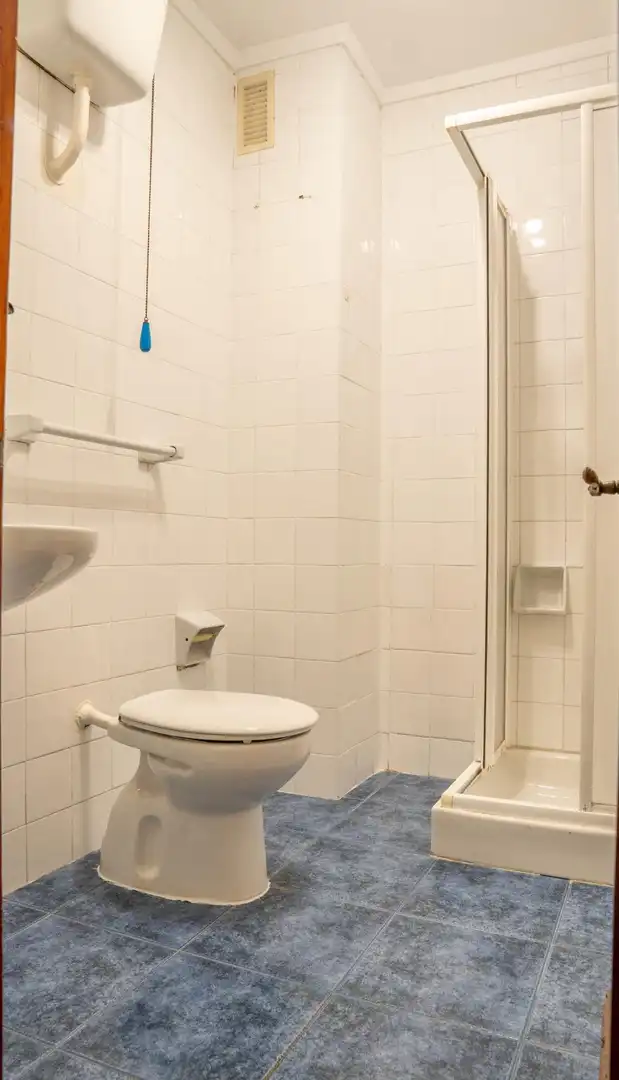 Baño de Ático en venta en Avilés con Calefacción y Balcón