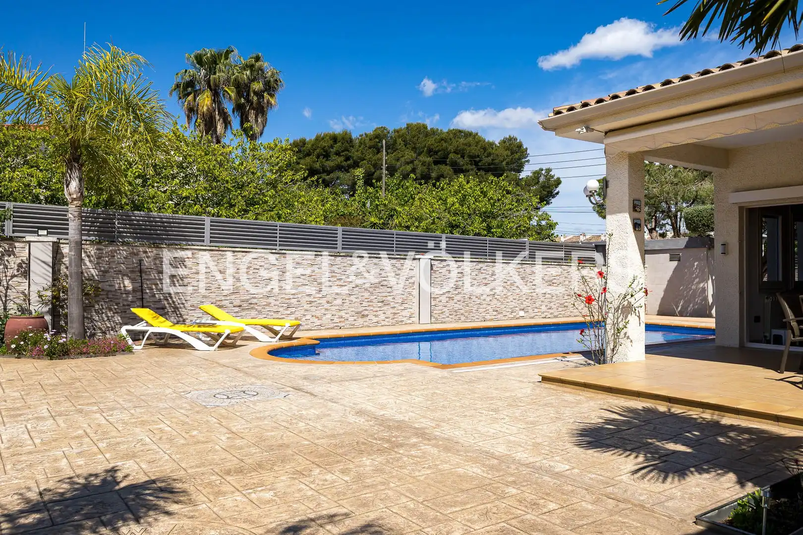 Swimming pool of Houses for sale in Roda de Berà  with Air Conditioner, Heating and Private garden
